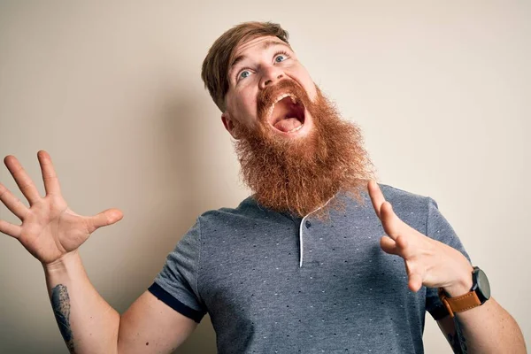 Knappe Ierse Roodharige Man Met Baard Arm Tatoeage Staande Geïsoleerde — Stockfoto