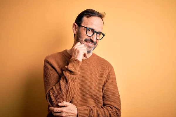 Homem Hoary Meia Idade Vestindo Camisola Marrom Óculos Sobre Fundo — Fotografia de Stock