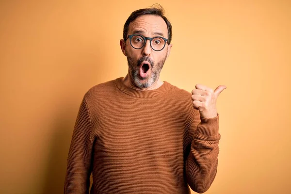Pria Paruh Baya Yang Mengenakan Sweater Coklat Dan Kacamata Atas — Stok Foto