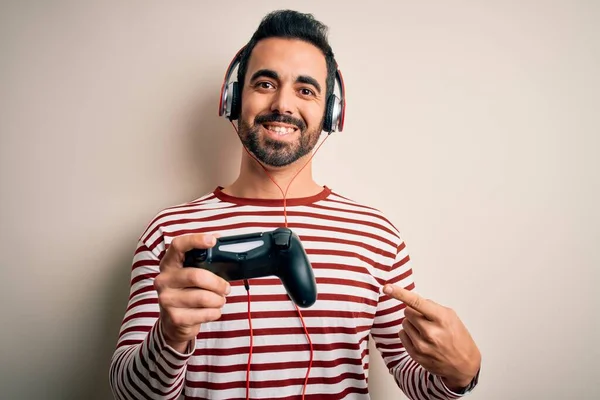 Jovem Jogador Bonito Homem Com Barba Jogando Videogame Usando Joystick — Fotografia de Stock