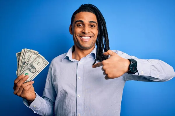 Jonge Afro Amerikaanse Afro Man Met Dreadlocks Met Dollars Een — Stockfoto