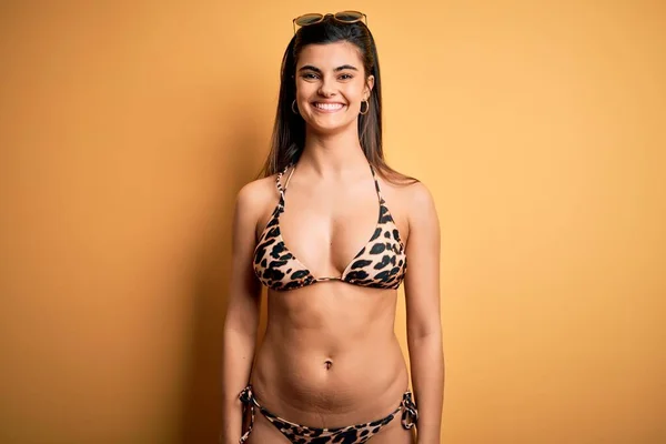 Mulher Morena Bonita Jovem Férias Vestindo Biquíni Swimwear Sobre Fundo — Fotografia de Stock