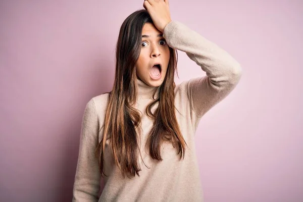 Jong Mooi Meisje Dragen Casual Coltrui Staan Geïsoleerde Roze Achtergrond — Stockfoto