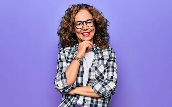 Mujer Hermosa Mediana Edad Con Camisa Casual Gafas Sobre Fondo —  Fotos de Stock