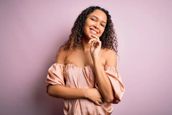 Mulher Bonita Nova Com Cabelo Encaracolado Vestindo Shirt Casual Sobre — Fotografia de Stock