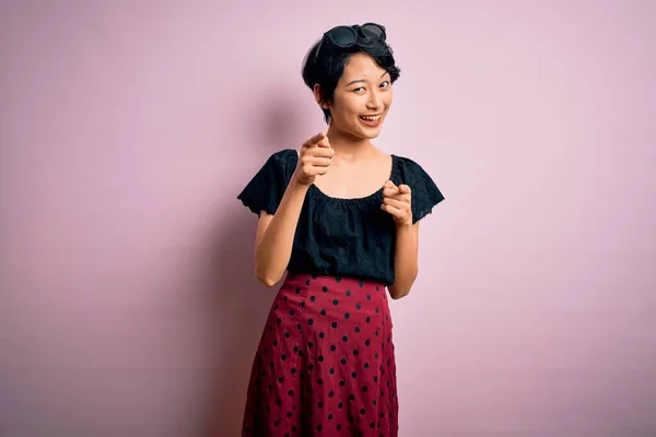 Jeune Belle Fille Asiatique Portant Une Robe Décontractée Debout Sur — Photo