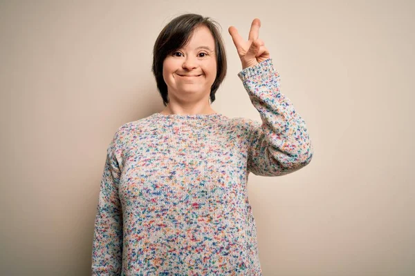 Junge Frau Mit Syndrom Die Vor Isoliertem Hintergrund Steht Lächelnd — Stockfoto