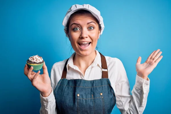 Jonge Mooie Bakker Vrouw Met Blauwe Ogen Dragen Schort Houden — Stockfoto