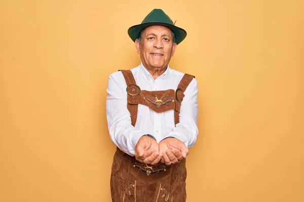 Μεγαλύτερος Γκριζομάλλης Άντρας Που Φοράει Γερμανικό Παραδοσιακό Κοστούμι Οκτώβρη Πάνω — Φωτογραφία Αρχείου
