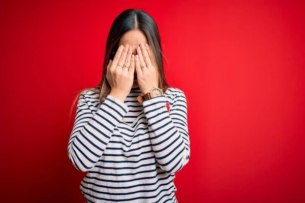 Junge Schöne Blonde Frau Mit Blauen Augen Brille Vor Rotem — Stockfoto