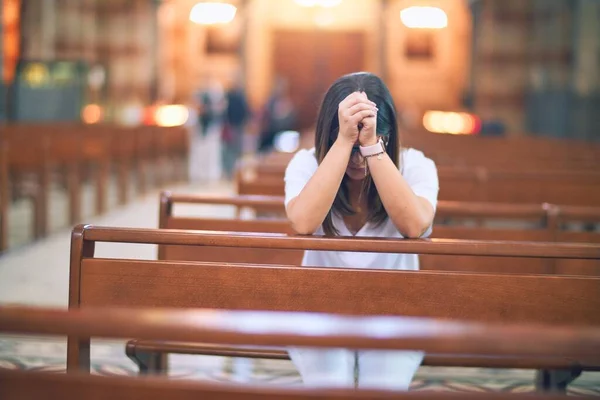 Young Beautiful Woman Praying Her Knees Bench Church — 스톡 사진