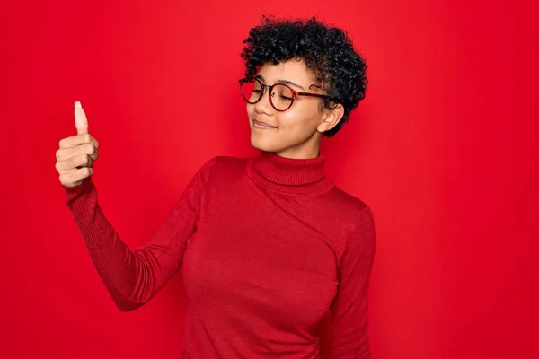 Fiatal Gyönyörű Afro Amerikai Garbó Pulóvert Szemüveget Visel Büszkén Néz — Stock Fotó