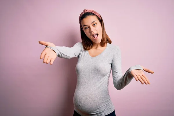 Giovane Bella Adolescente Incinta Attesa Bambino Isolato Sfondo Rosa Sorridente — Foto Stock