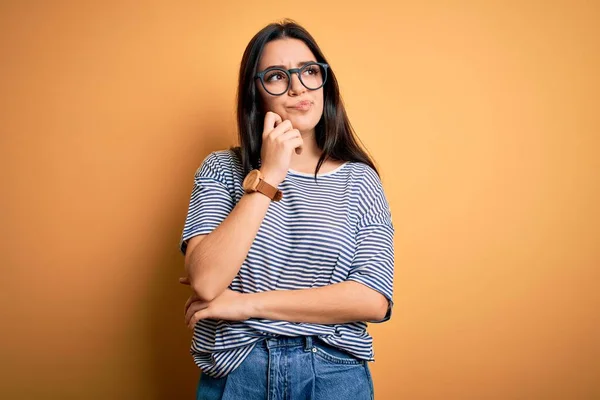 Ung Brunett Kvinna Bär Glasögon Och Marin Shirt Över Gul — Stockfoto