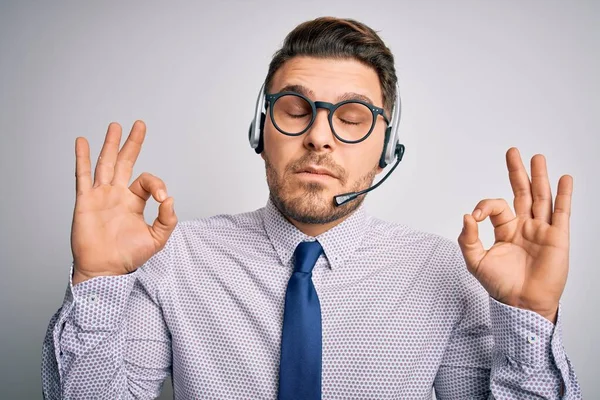 Jovem Operador Call Center Homem Negócios Com Olhos Azuis Vestindo — Fotografia de Stock