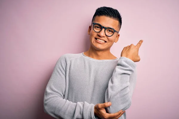 Young Handsome Latin Man Wearing Casual Sweater Glasses Pink Background — Stock Photo, Image