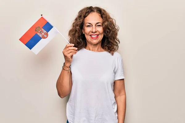 Middelbare Leeftijd Mooie Patriottische Vrouw Met Servische Vlag Geïsoleerde Witte — Stockfoto