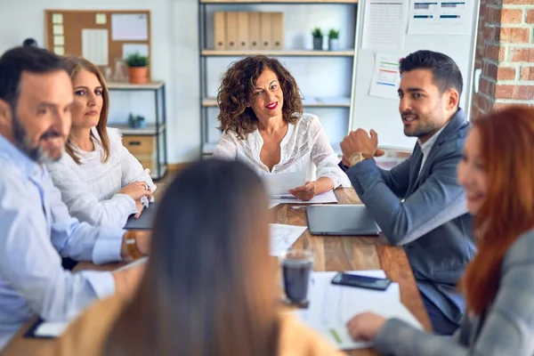 Birlikte Çalışan Bir Grup Işçi Ofiste Masa Başında Oturup Konuşmak — Stok fotoğraf