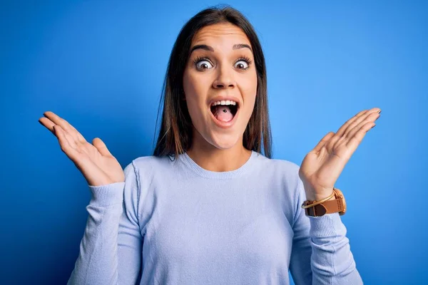 Jovem Bela Mulher Morena Vestindo Camisola Casual Sobre Fundo Azul — Fotografia de Stock