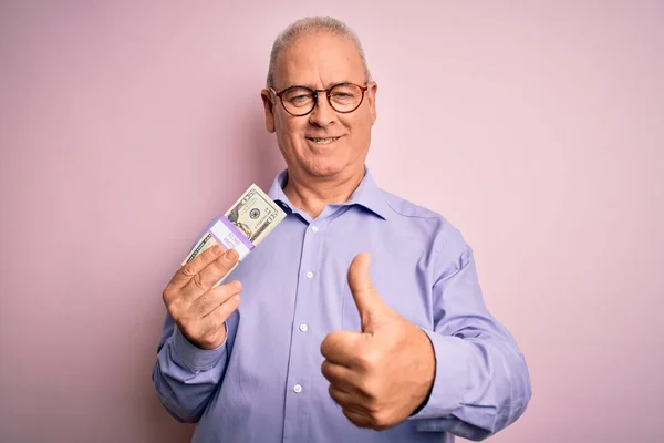 Człowiek Średnim Wieku Hoary Trzyma Kilka Dolarów Banknotów Odizolowanym Różowym — Zdjęcie stockowe