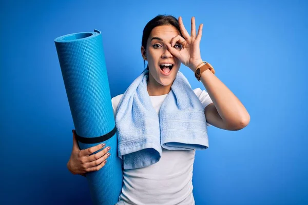 Junge Schöne Brünette Sportlerin Mit Handtuch Hält Matte Yoga Mit — Stockfoto