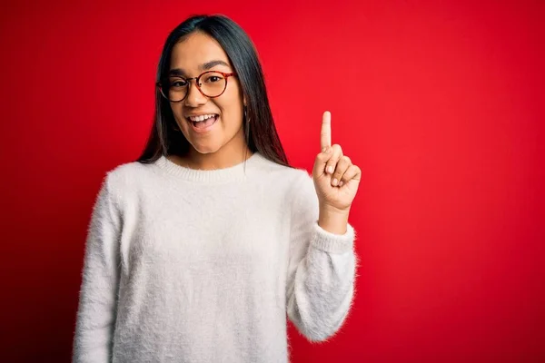 Joven Hermosa Mujer Asiática Con Suéter Casual Gafas Sobre Fondo —  Fotos de Stock