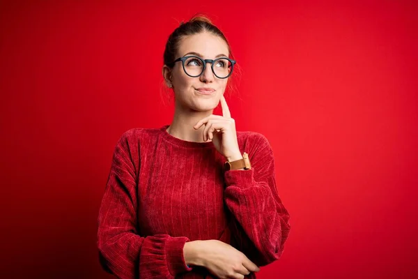 Mulher Ruiva Bonita Nova Vestindo Camisola Casual Sobre Fundo Vermelho — Fotografia de Stock