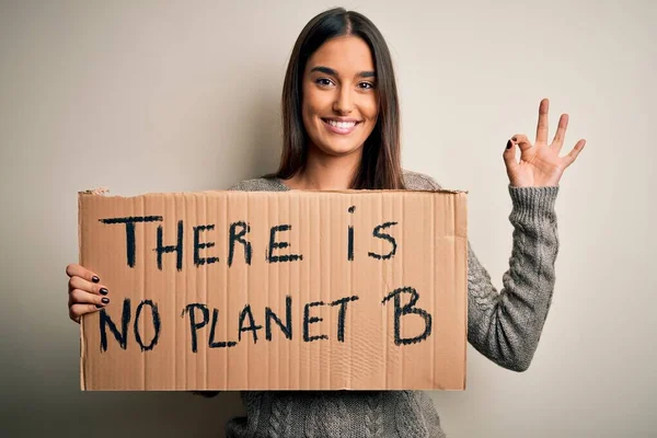 年轻美丽的黑发女权运动者举行抗议活动 要求拯救地球 举着横幅 手握大旗 手握大棒 象征非凡 — 图库照片