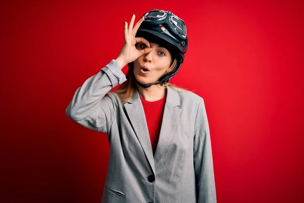 Jovem Mulher Motociclista Loira Bonita Usando Capacete Motocicleta Sobre Fundo — Fotografia de Stock