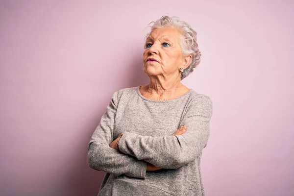 Senior Bella Donna Indossa Casual Shirt Piedi Sopra Isolato Sfondo — Foto Stock