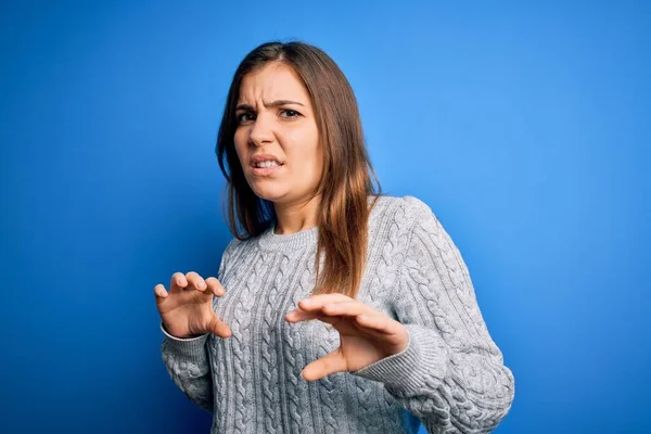 Mulher Bonita Vestindo Camisola Casual Sobre Fundo Isolado Azul Expressão — Fotografia de Stock