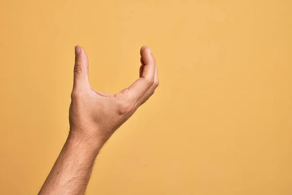 Рука Кавказского Молодого Человека Показывает Пальцы Изолированном Желтом Фоне Собирая — стоковое фото