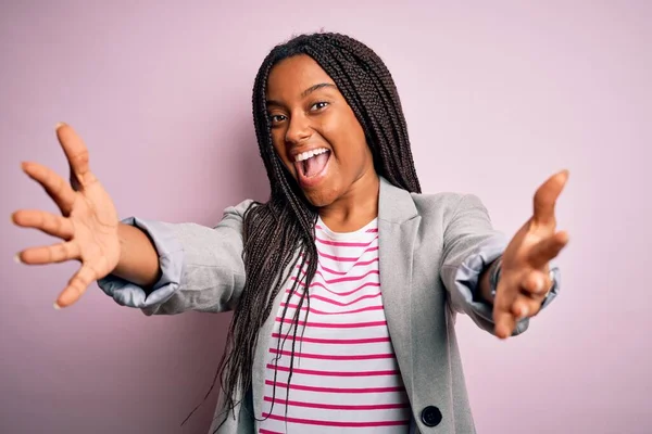 Jeune Femme Affaires Afro Américaine Debout Sur Fond Rose Isolé — Photo