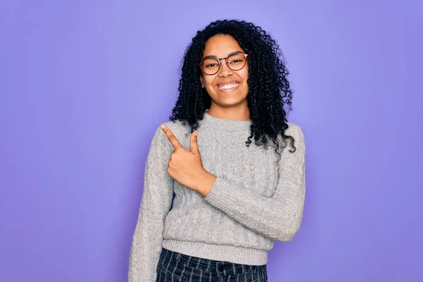 Jonge Afrikaans Amerikaanse Vrouw Draagt Casual Trui Bril Paarse Achtergrond — Stockfoto