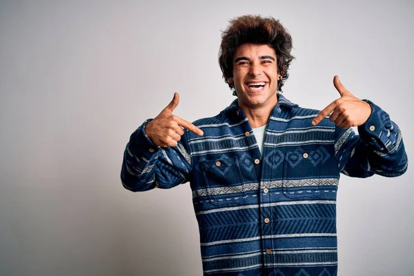 Homem Bonito Jovem Vestindo Camisa Casual Sobre Fundo Branco Isolado — Fotografia de Stock