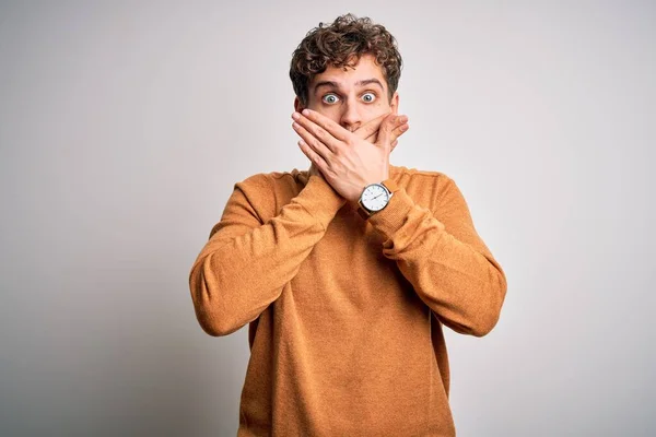 Ung Blond Stilig Man Med Lockigt Hår Bär Casual Tröja — Stockfoto