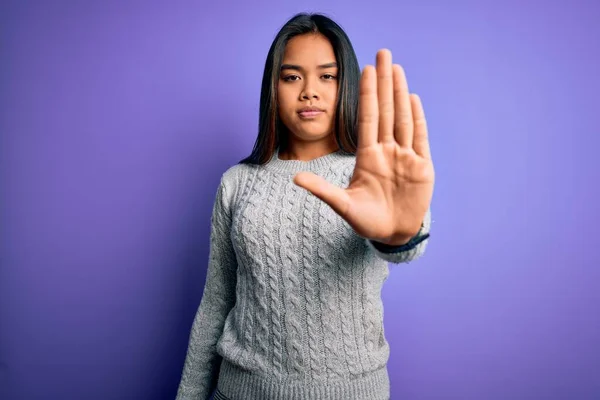 Junge Schöne Asiatische Mädchen Lässigem Pullover Der Über Isoliertem Lila — Stockfoto