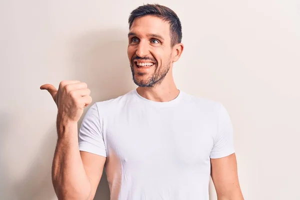 Jovem Bonito Homem Vestindo Casual Shirt Sobre Isolado Branco Fundo — Fotografia de Stock