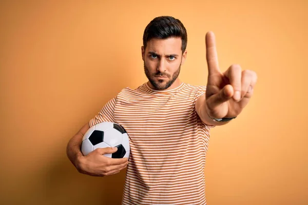 Bonito Jogador Homem Com Barba Jogando Futebol Segurando Bola Futebol — Fotografia de Stock