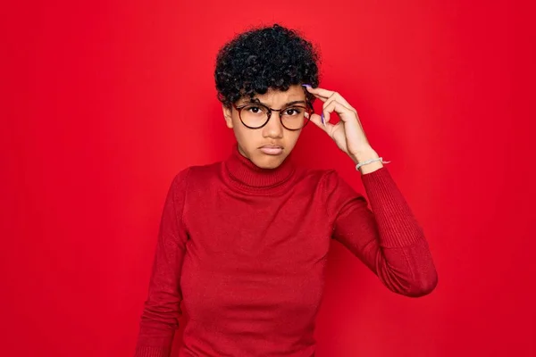 Fiatal Gyönyörű Afro Amerikai Visel Garbó Pulóver Szemüveg Aggódik Hangsúlyozta — Stock Fotó