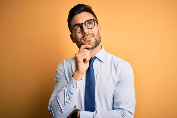 Young Handsome Businessman Wearing Tie Glasses Standing Yellow Background Looking — Stock Photo, Image