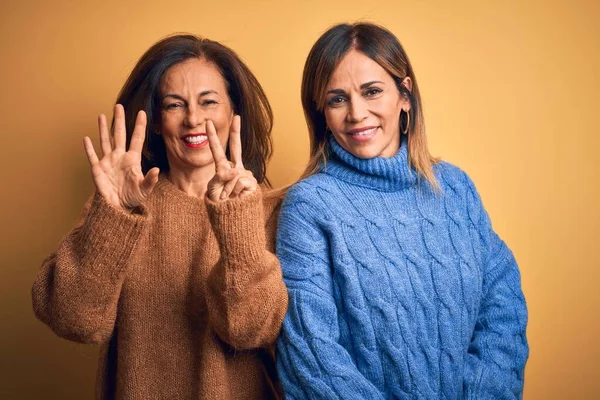 Edad Media Hermosa Pareja Hermanas Con Suéter Casual Sobre Fondo —  Fotos de Stock