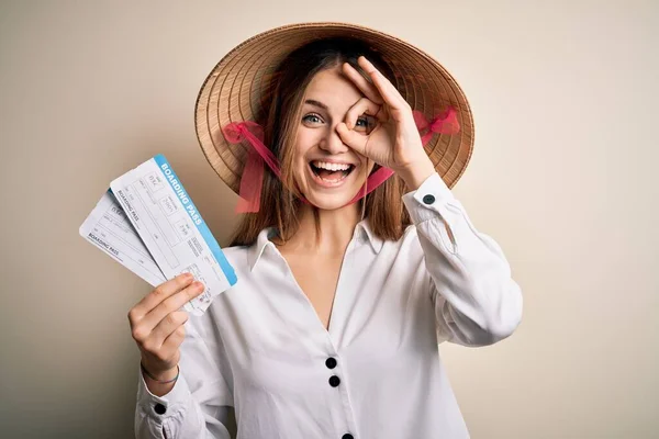 Joven Hermosa Pelirroja Turista Vistiendo Asiático Tradicional Sombrero Celebración Tarjeta —  Fotos de Stock