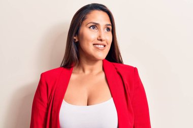 Zarif bir ceket giyen genç, güzel esmer kadın. Yan tarafa bakıyor, rahat bir görünüm takınıyor ve kendine güvenen bir gülümseme takınıyor.. 