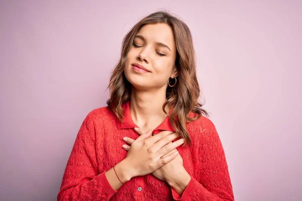 Jong Mooi Blond Casual Meisje Roze Geïsoleerde Achtergrond Glimlachend Met — Stockfoto