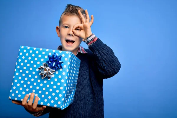 Joven Niño Caucásico Sosteniendo Caja Sorpresa Como Cumpleaños Regalo Navidad —  Fotos de Stock