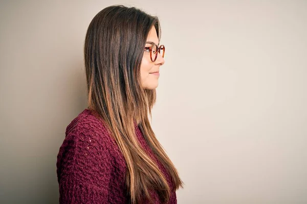 Junge Schöne Mädchen Tragen Lässigen Pullover Und Brille Über Isolierten — Stockfoto