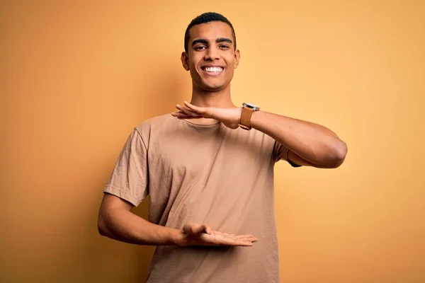 Jovem Homem Afro Americano Bonito Vestindo Camiseta Casual Sobre Fundo — Fotografia de Stock