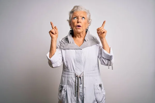 Senior Mooie Grijs Harige Vrouw Dragen Casual Jas Staan Witte — Stockfoto