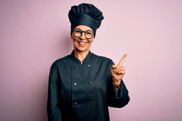 Donna Chef Bruna Mezza Età Indossa Uniforme Fornello Cappello Sfondo — Foto Stock